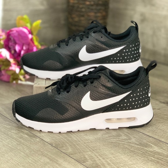 nike tavas black and white